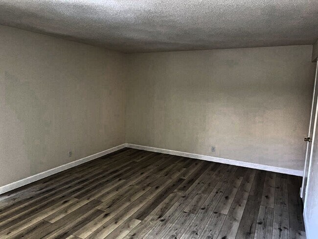 Building Photo - Remodeled 2 Bedroom Duplex w/ 1 Car Garage *Star Rentals
