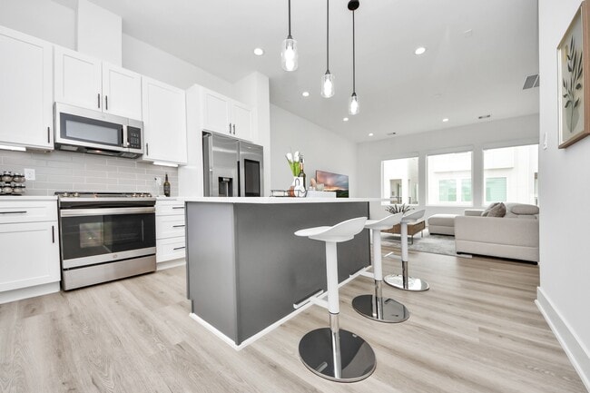 Building Photo - 8320 Brecha Ln