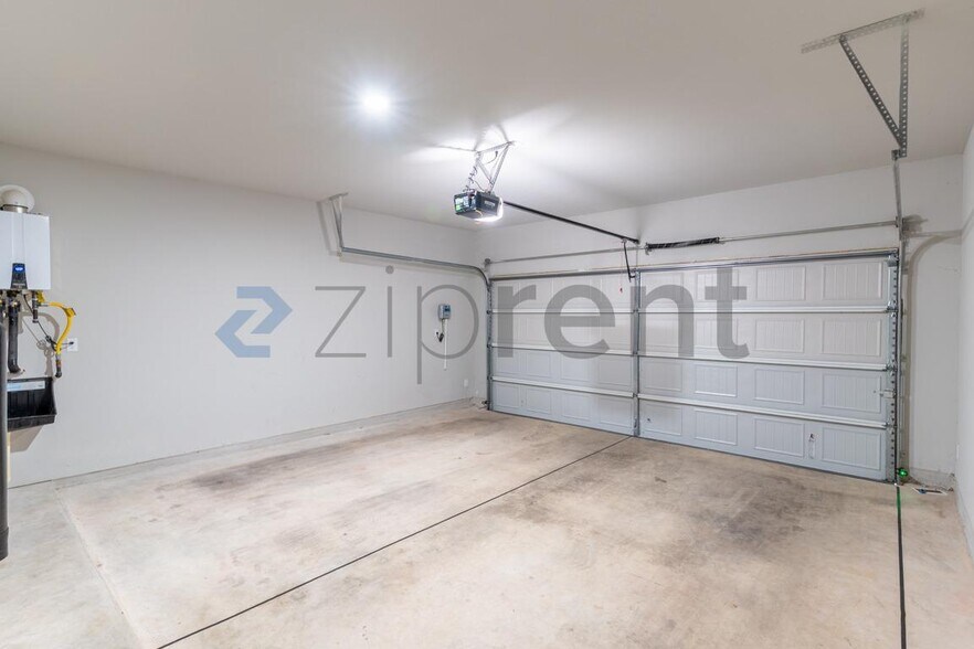 Building Photo - Unit
