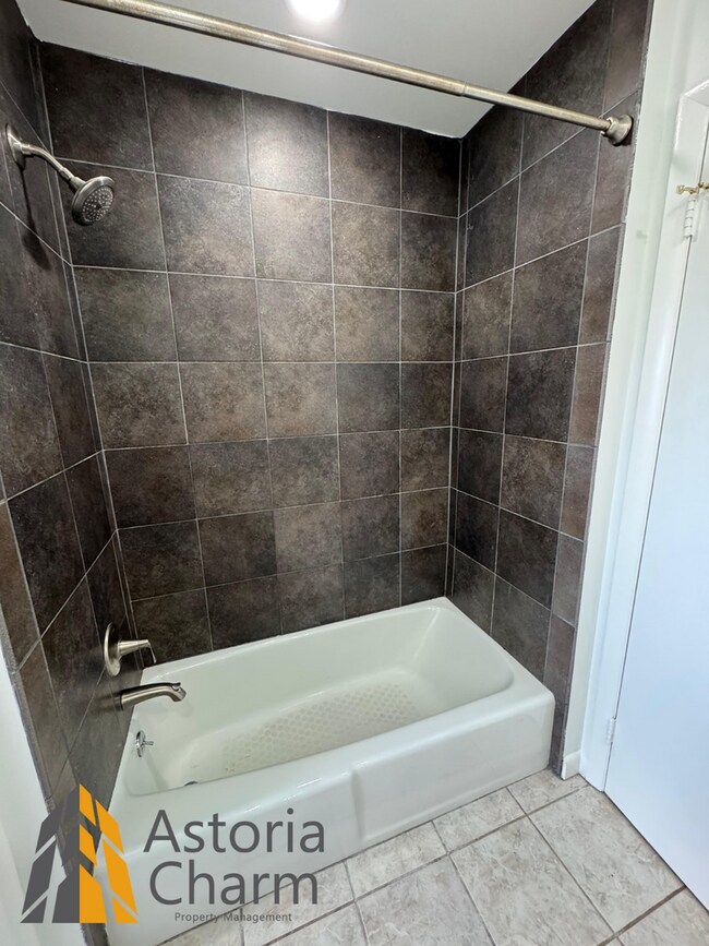 Building Photo - Spacious 5 Bedroom 3 Bath + Den Single Family Detached Home