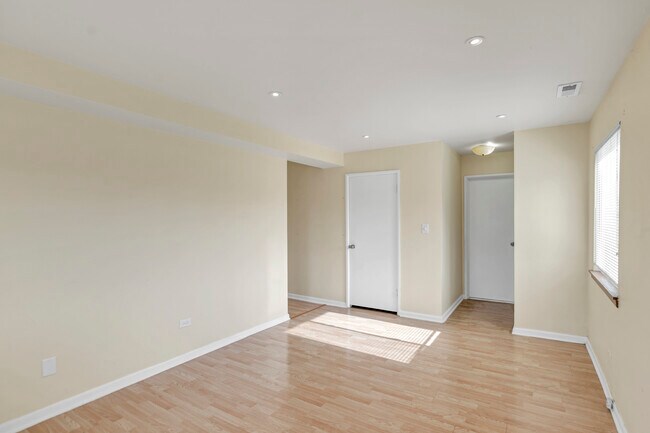 Building Photo - 1705 Robin Cir