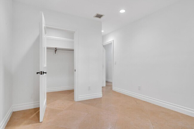 Building Photo - GORGEOUS 7 BED 6.5 BATH FOR LEASE IN BEVER...