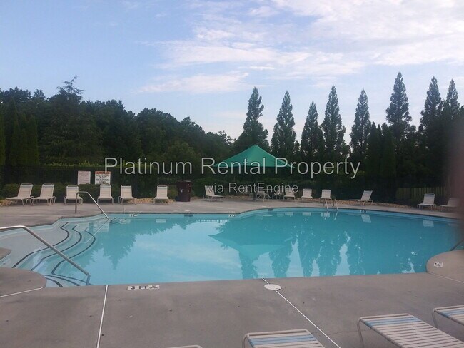 Building Photo - 221 Balaban Cir