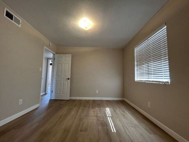 Building Photo - 540 W Del Campo Ave