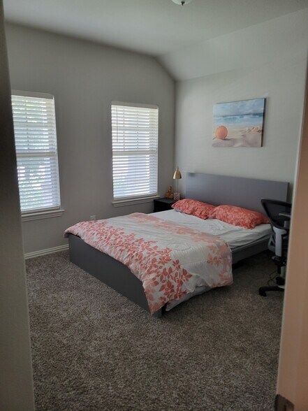 Building Photo - 136 Belford St