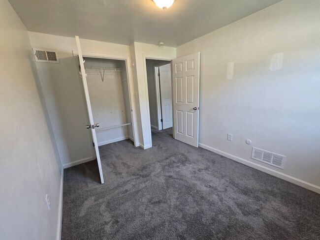 Building Photo - 3 Bedroom Townhouse in Hempfield School Di...
