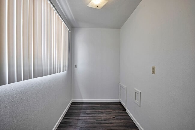 Building Photo - 6 Bedroom 3.5 Bath, Large Pool and Backyard