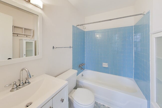 Building Photo - Modern comfort and classic charm!