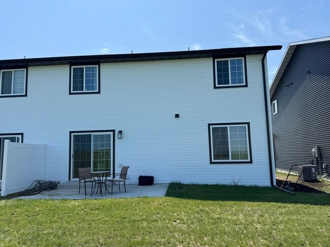 Building Photo - Beautiful 3 bed 2.5 bath Townhome