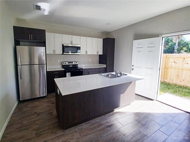 Building Photo - 15 Starr St