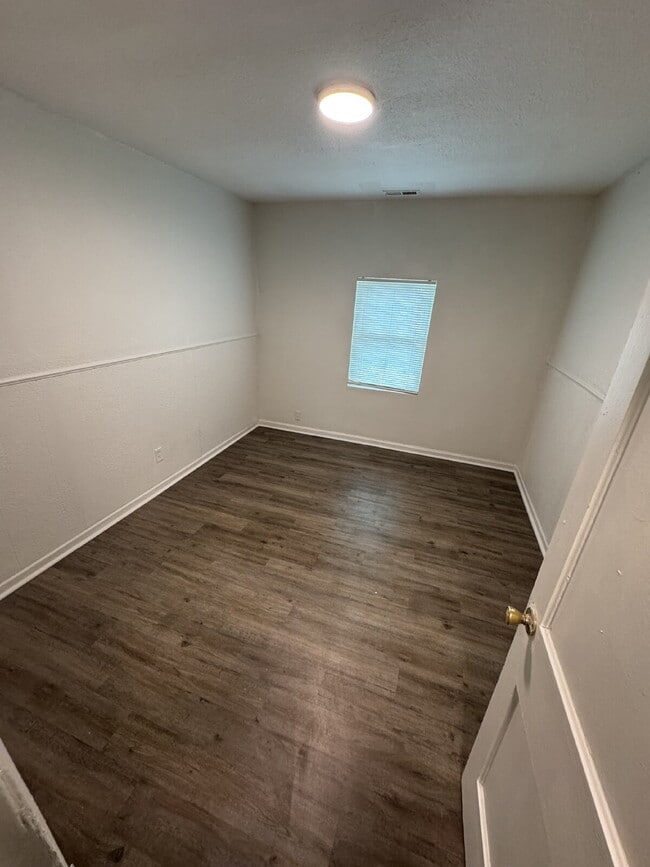 Building Photo - "Cozy 1-Bed Gem in Wichita – Perfect Balance of Comfort and Convenience!"