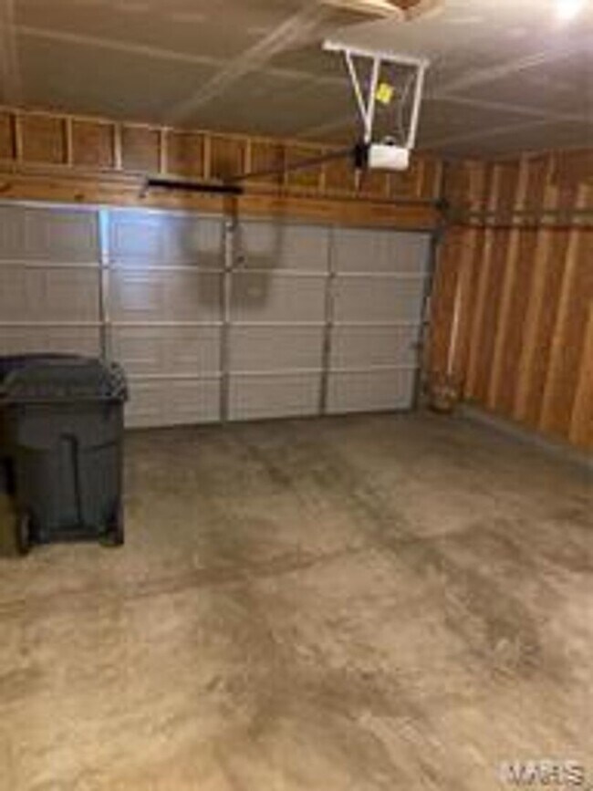 Building Photo - Lovely 4 bedroom, 2.5 bath, 2 car garage