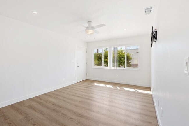 Building Photo - 939 27th St