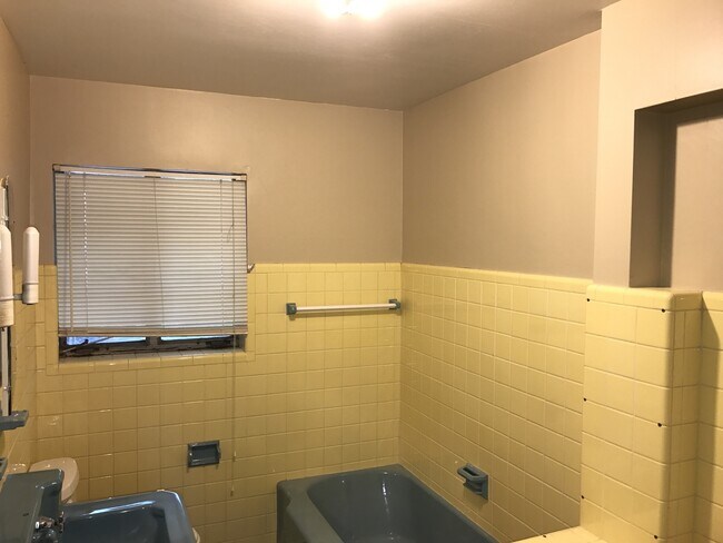 Building Photo - 3 bed home in historic area for rent near the Paseo district, on Hudson between NW 23rd and NW 36th.