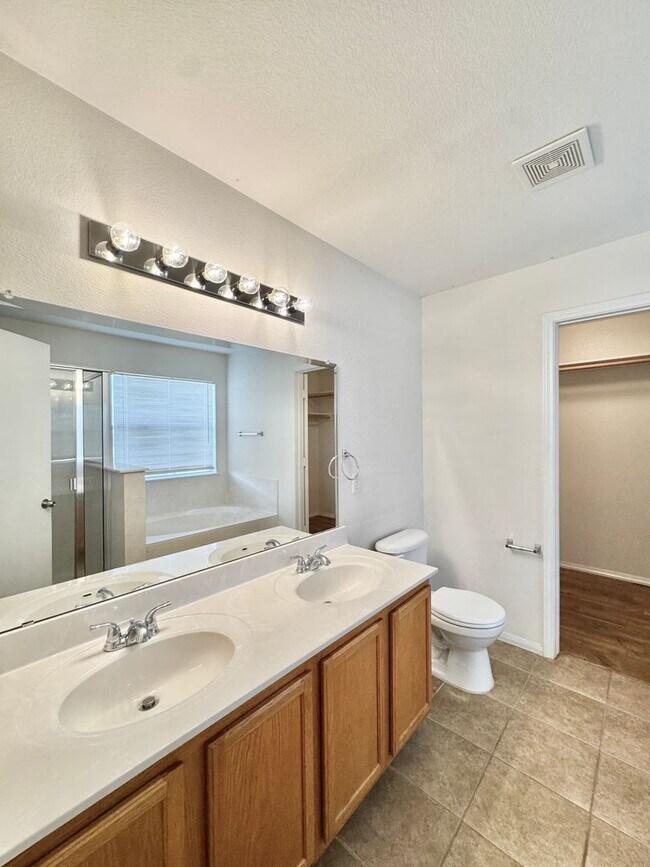 Building Photo - Spacious 5-Bedroom Home with In-Law Suite ...
