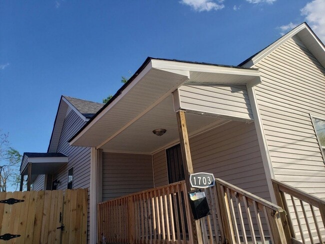 Primary Photo - 1703 Cockrill St