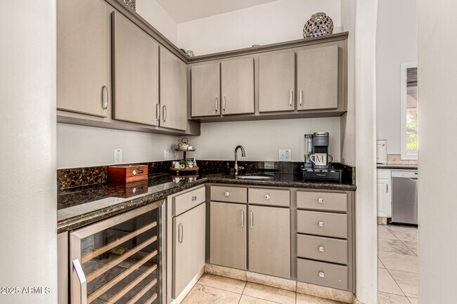 Building Photo - 6050 N Paradise View Dr