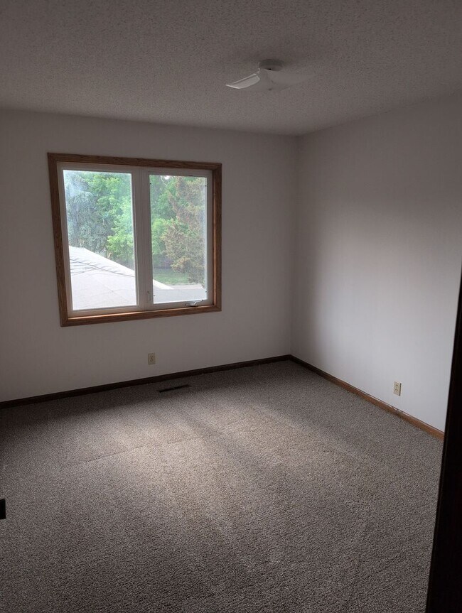 Building Photo - Fully Updated 3 Bedroom 3 Bath Townhouse with 2 Stall Attatched Garage