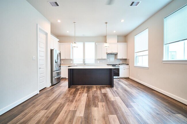 Building Photo - 2802 Grand Fountains Dr