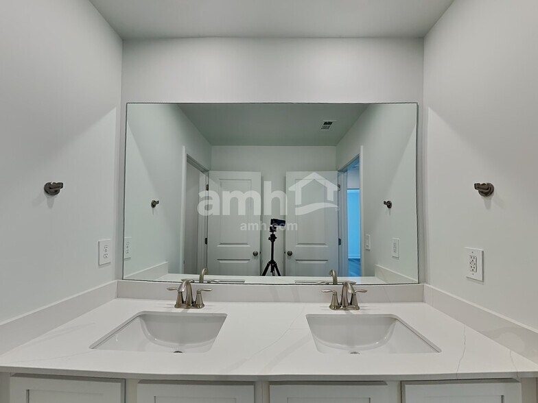 Building Photo - 100 Punderson Dr