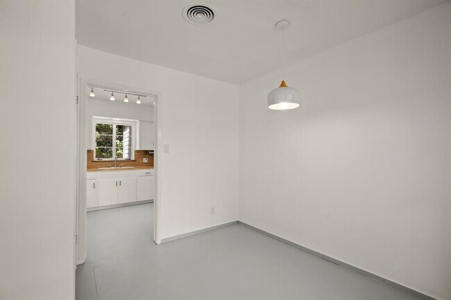 Building Photo - 1207 Southwood Rd