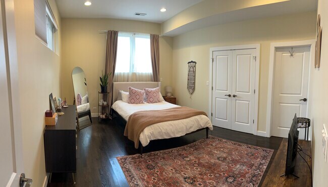 Building Photo - 2117 W Gladys Ave