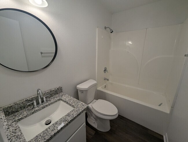 Building Photo - Newly Remodeled 2/1.5 Townhouse in Newport!