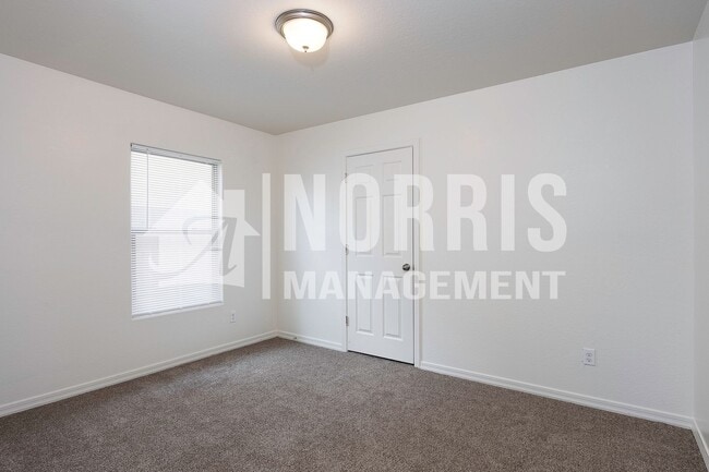 Building Photo - Beautiful Home, Perfect Location and Price