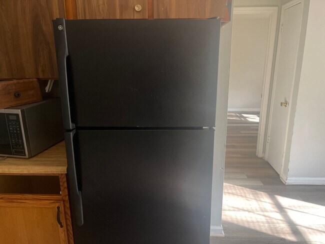 Building Photo - 2 Bed, 1 Bath Apartment