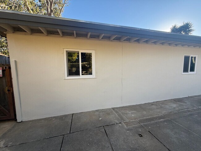 Building Photo - Stunning 2-bedroom, 1.5-bath Modern home i...