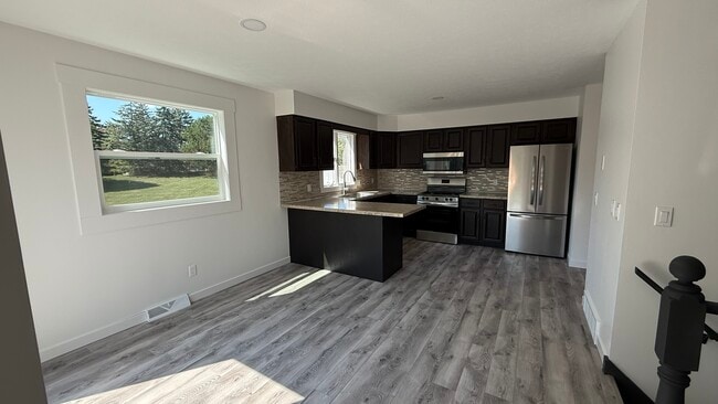 Building Photo - 2057 Eastcastle Dr SE