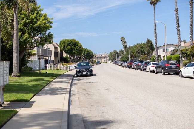 Building Photo - 2 Bedroom + 1 Bathroom Apartment | Oxnard Shores | Unfurnished