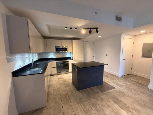 Building Photo - 1010 Brickell Ave