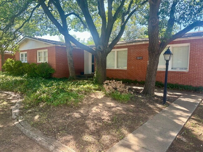 Building Photo - Spacious 4 bed 3 bath home!