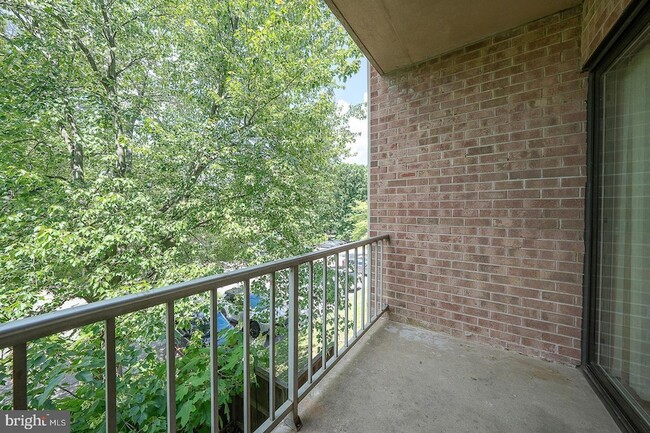 Building Photo - 1640 Oakwood Dr