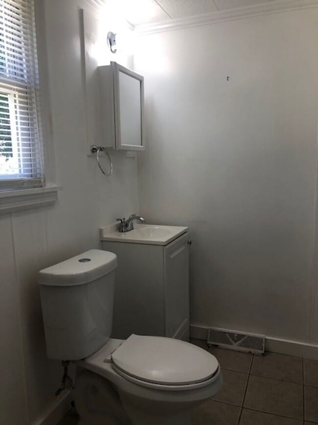 Building Photo - 2 BR, 1 Bath Bungalow located 1 mile from ...