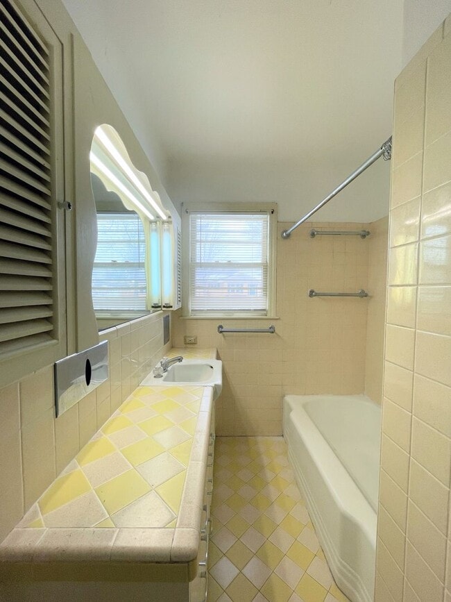 Building Photo - Spacious 2 bedroom home