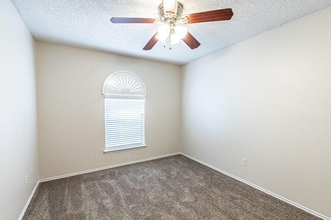 Building Photo - 6120 7th Dr