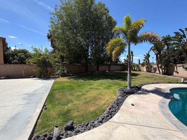 Building Photo - 885 Alsace Dr