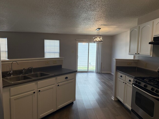 Building Photo - Southside 3/2 home with attached 2 car garage