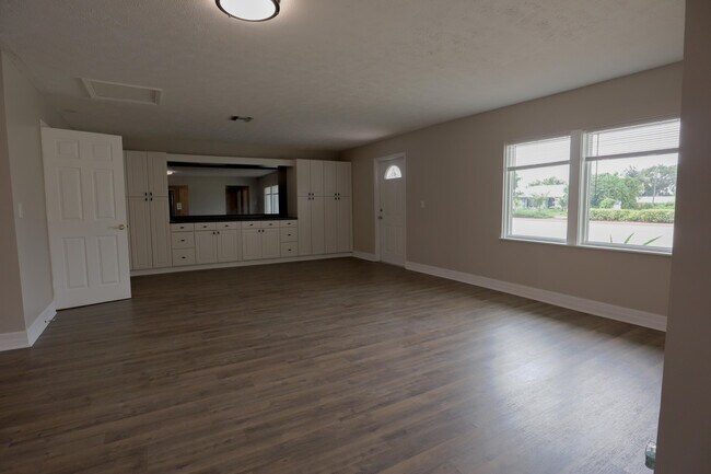 Building Photo - 1285 SE Port St Lucie Blvd