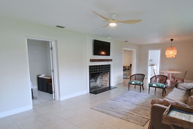 Building Photo - Steps to the Gulf! Spacious 3-Bed, 2 Bath ...