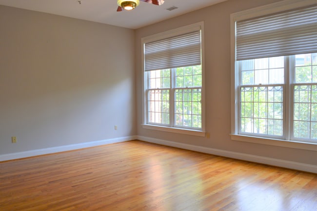 Building Photo - Large Townhouse 3 Bedroom 2 Full Baths and...