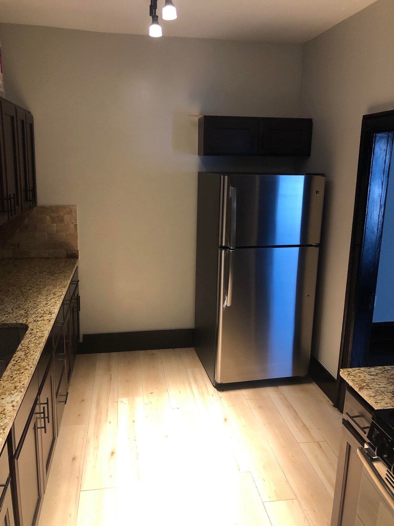 Kitchen - 886 Carpenter St