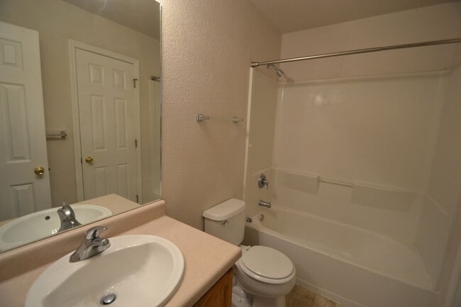 Building Photo - 2 Bedroom End Unit Townhome in D20!