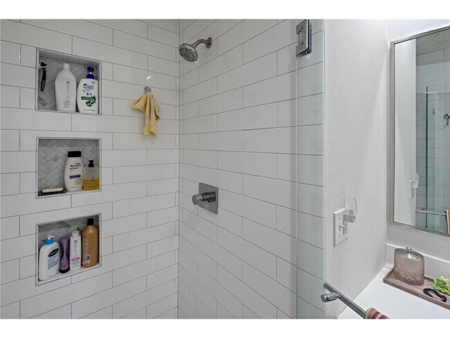 Building Photo - 700 N Washington Ave