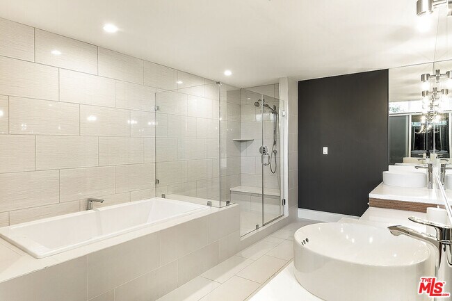 Building Photo - 16540 Moorpark St