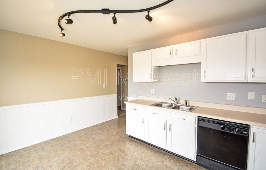 Building Photo - 1994 Falcon Ct