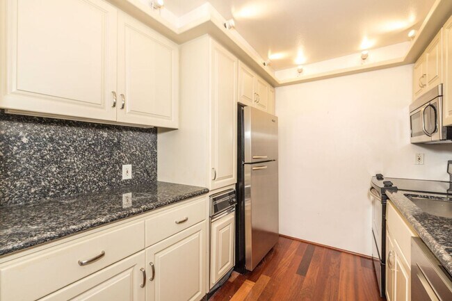 Building Photo - High Rise Living in the Heart of Downtown Palo Alto!