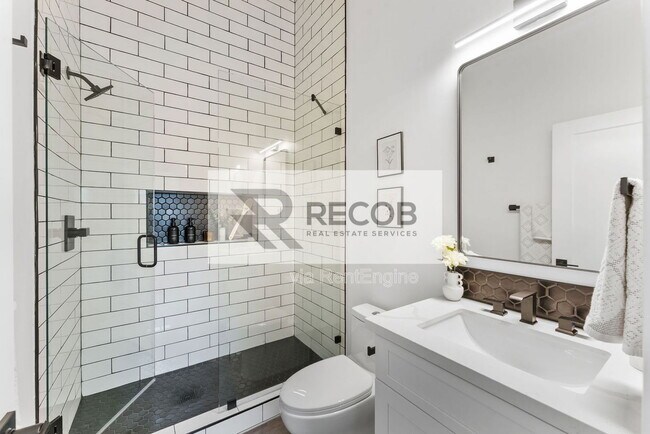 Building Photo - 832 Desty St